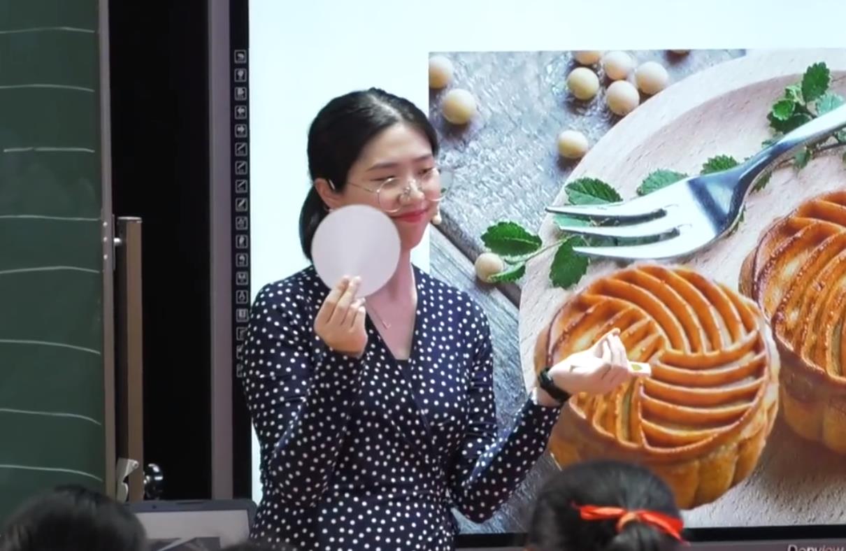 周靈，綜合語(yǔ)用課《What is round?》，五年級(jí)，自編文本