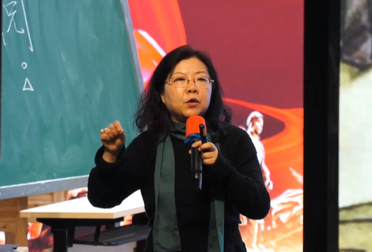 張?jiān)伱?，講座：《革命文化題材課文學(xué)習(xí)目標(biāo)的設(shè)計(jì)》