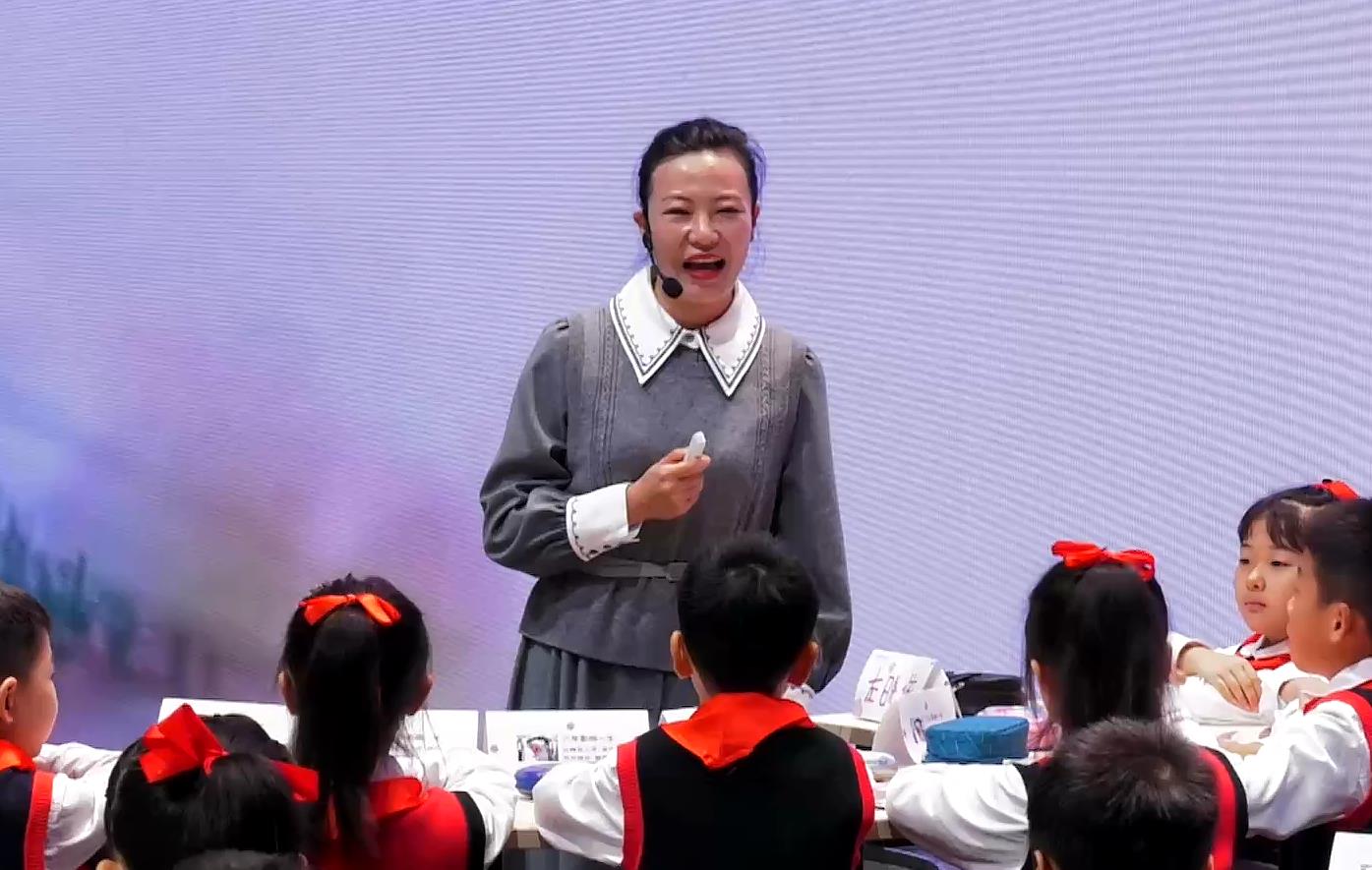 梁靜，《閱讀策略：總也倒不了的老屋》，三年級(jí)上冊(cè)，第四單元