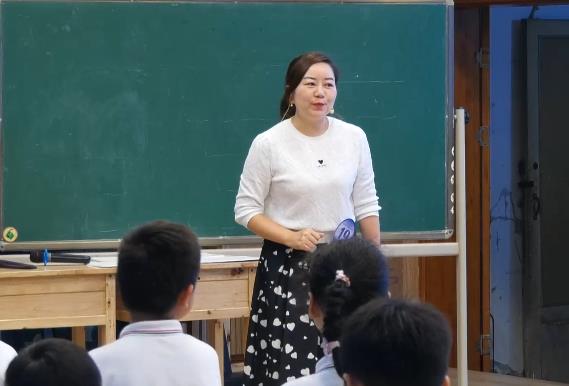 熊超，《打秋千》，三年級(jí)下冊(cè)，湘藝版